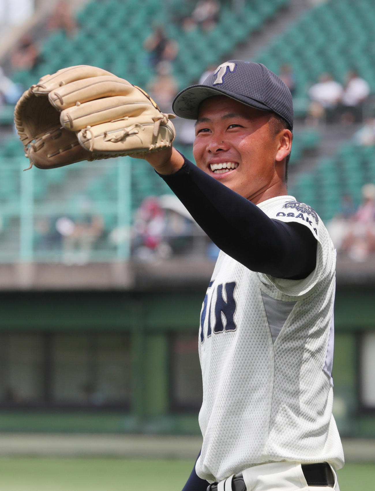 大阪桐蔭対港　大阪桐蔭の中野はリラックスした表情でキャッチボールする（撮影・上山淳一）