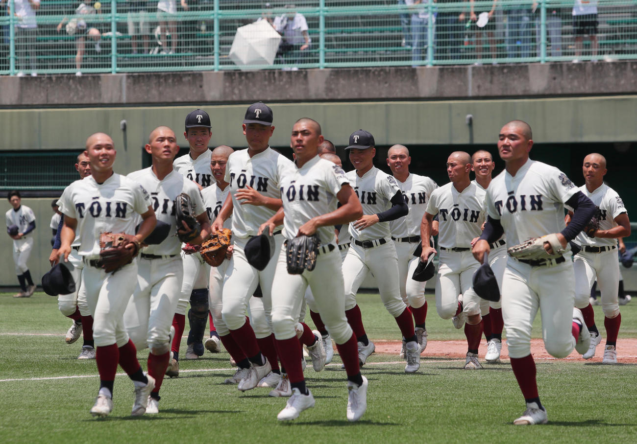 大阪桐蔭対港　港に勝利し応援団の元へあいさつに向かう大阪桐蔭ナイン（撮影・上山淳一）