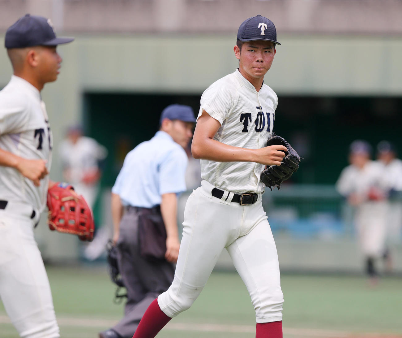 大阪桐蔭対港　大阪桐蔭先発の森（右）は初回を投げ終えベンチに引き上げる（撮影・上山淳一）