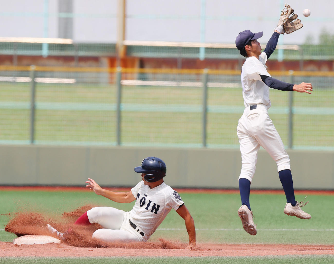 大阪桐蔭対港　1回表大阪桐蔭無死一塁、宮本は二盗を決める（撮影・上山淳一）