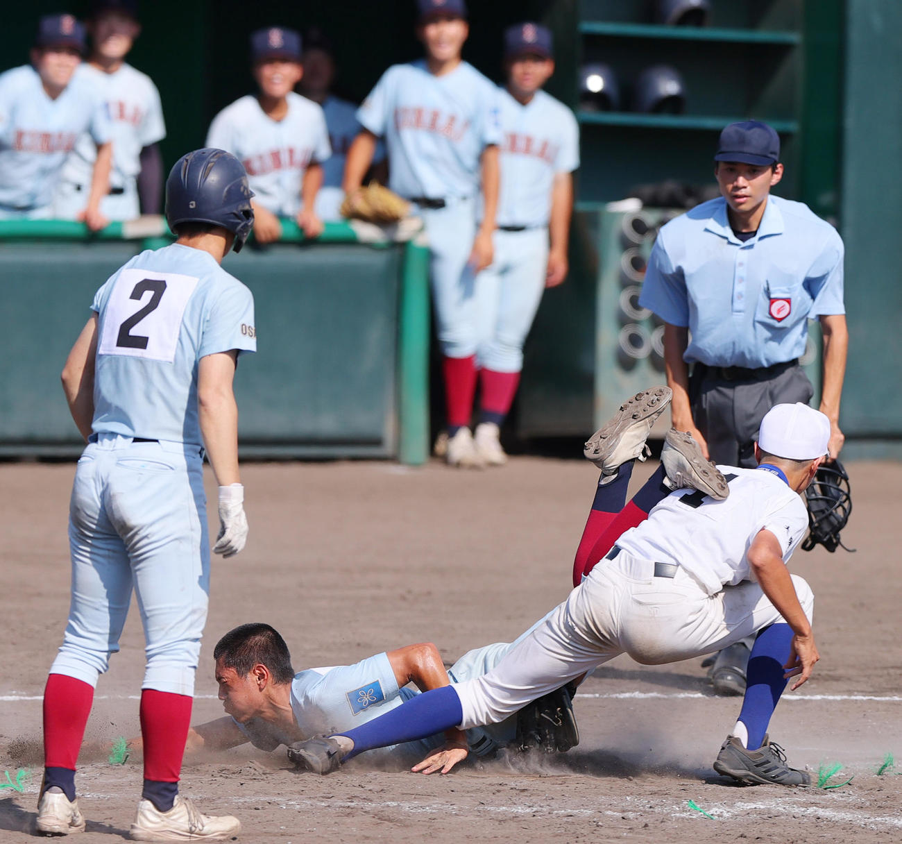 大阪教育センター付対近大付　4回裏近大付無死二塁、二走小久保（左から2人目）は打者出島の時、暴投の間に一気に二塁から生還する（撮影・上山淳一）