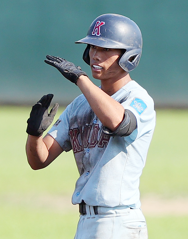 大阪教育センター付対近大付　5回裏近大付1死一、二塁、小久保は左越え適時二塁打を放つ（撮影・上山淳一）
