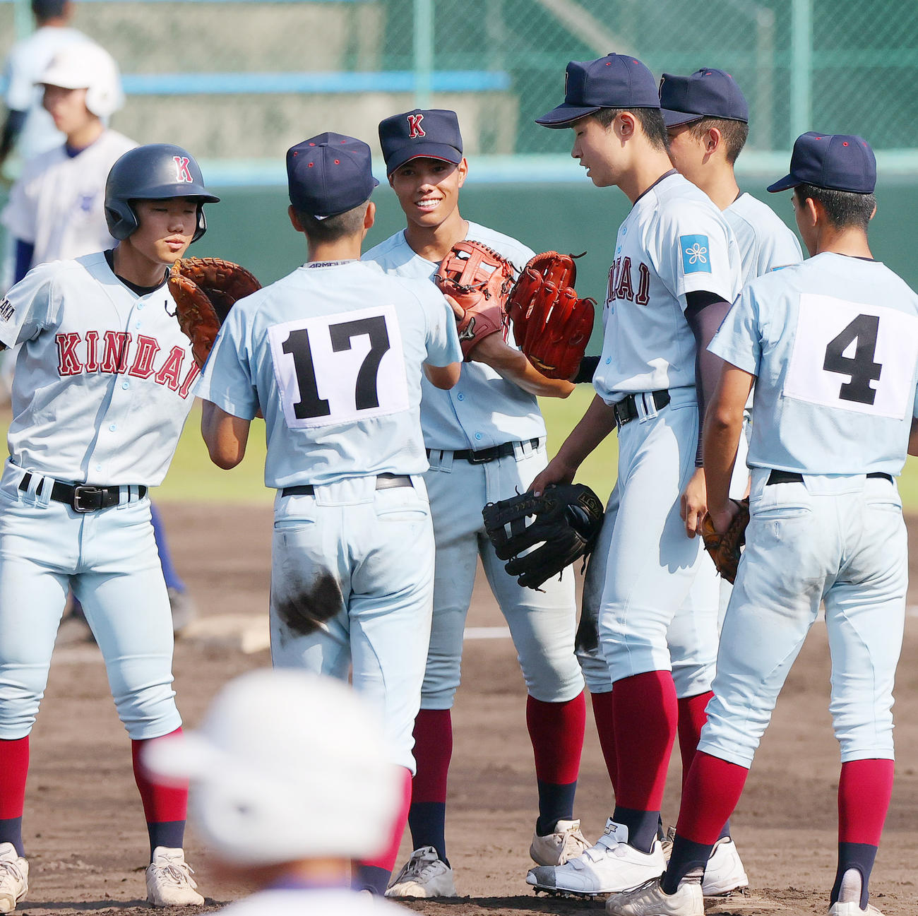 大阪教育センター付対近大付　4回表、ピンチでマウンドに集まる三塁手小久保（左から3人目）ら近大付内野陣（撮影・上山淳一）