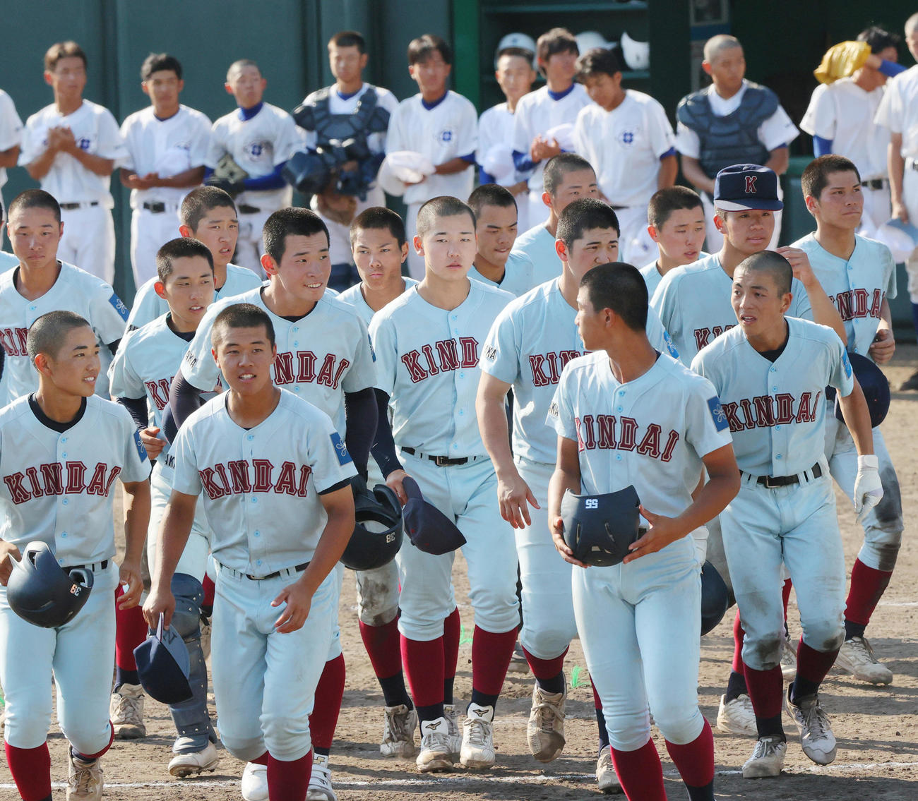 大阪教育センター付対近大付　大阪教育センター付に勝利し、応援団にあいさつへ向かう近大付ナイン（撮影・上山淳一）