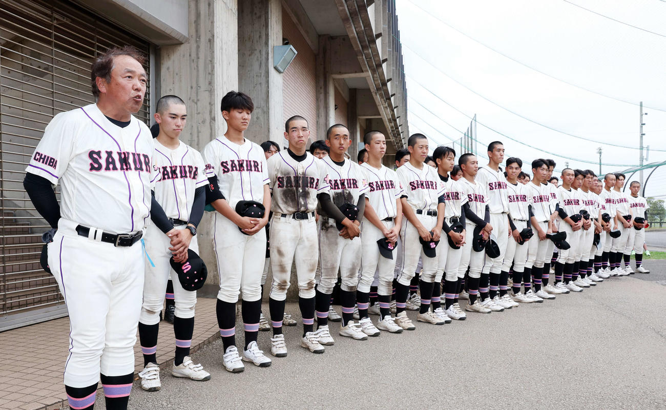佐倉対千葉工　勝利し応援団にあいさつする佐倉・奥村監督（左）（撮影・鈴木正人）