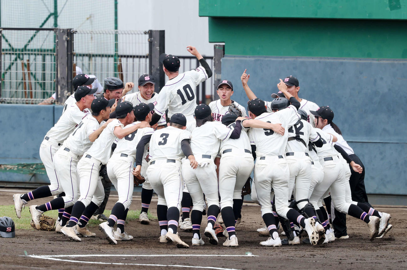 佐倉対千葉工　試合前、円陣を組む佐倉の選手たち（撮影・鈴木正人）