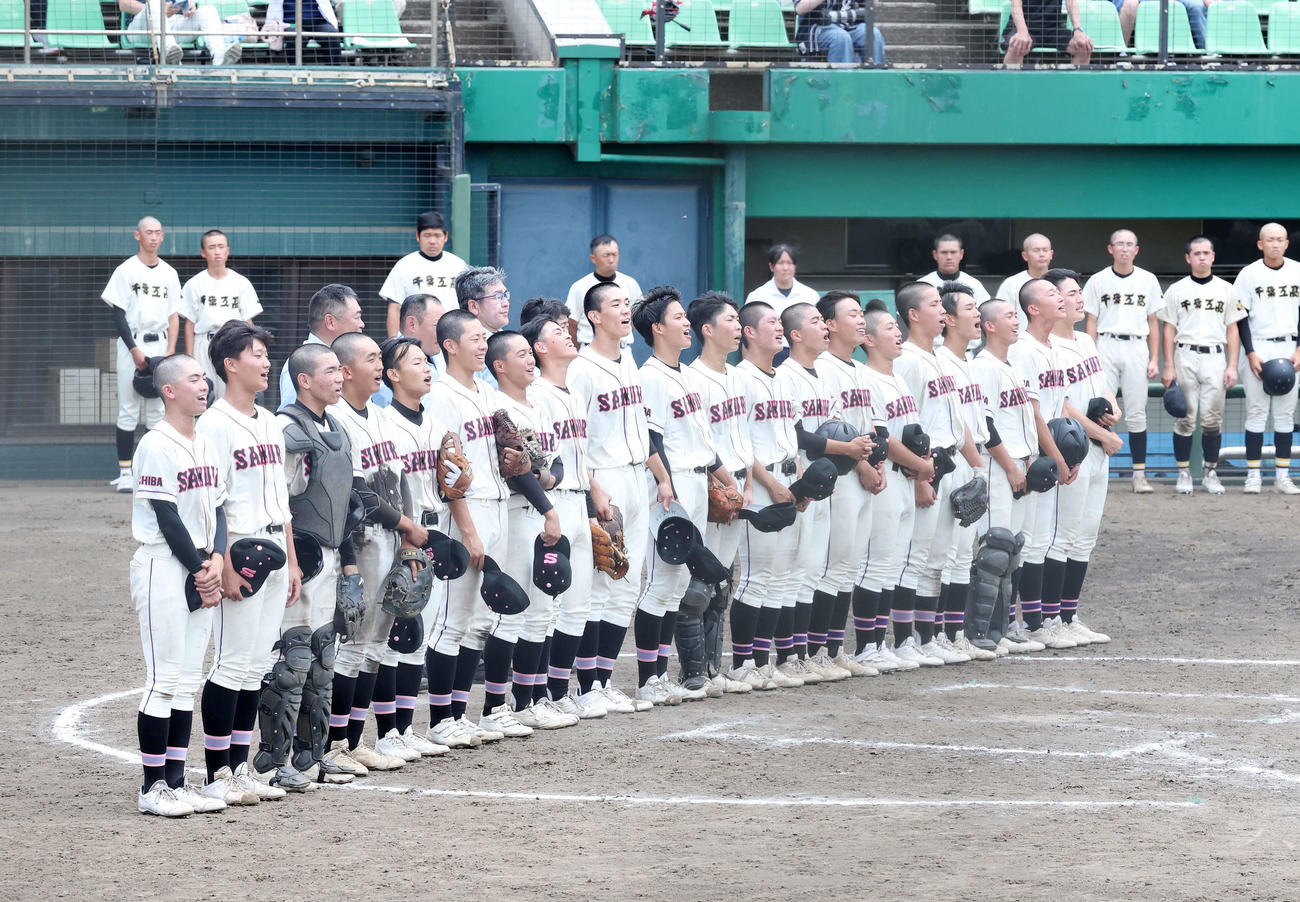 佐倉対千葉工　勝利し校歌を歌う佐倉の選手たち（撮影・鈴木正人）