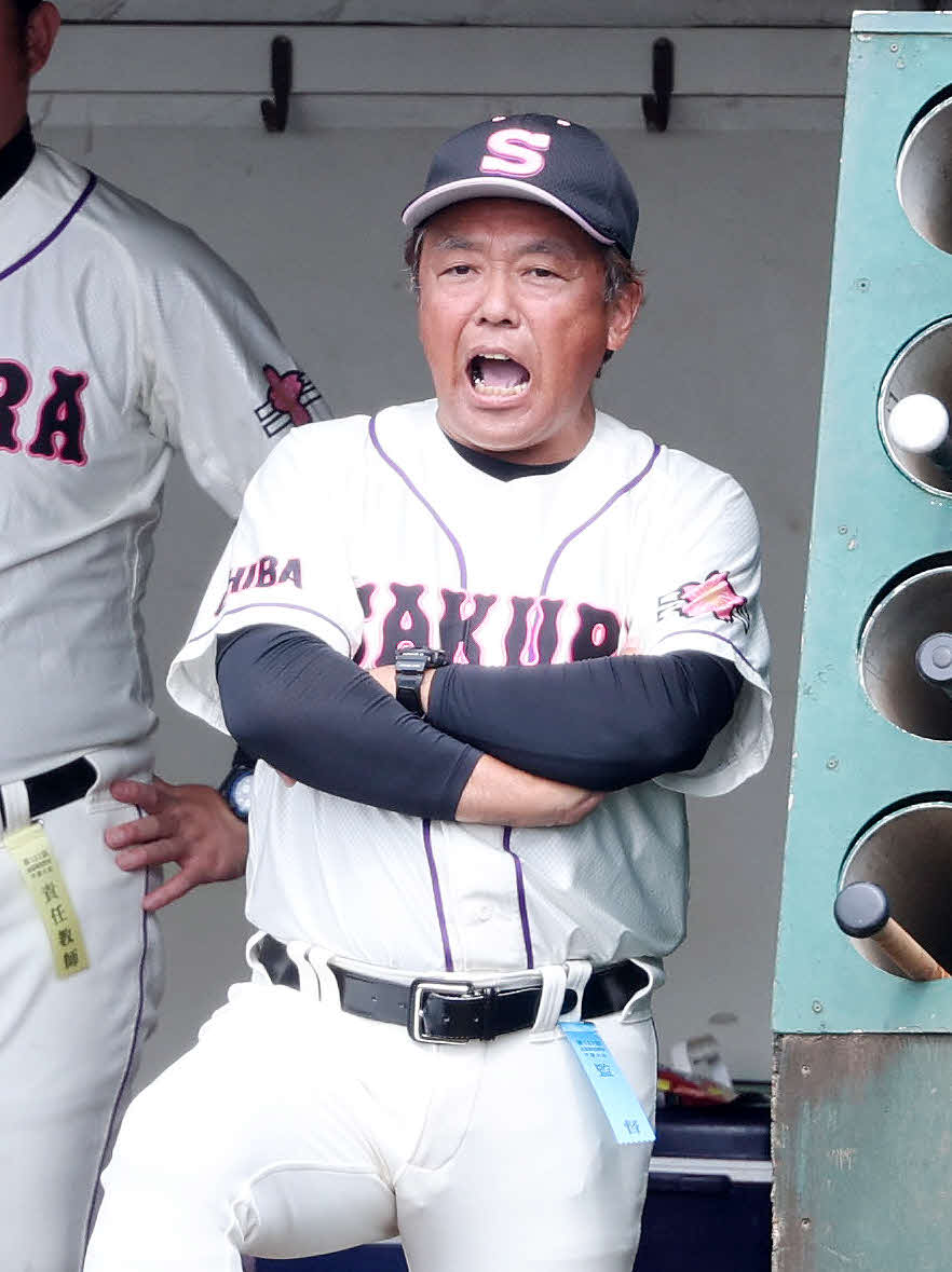 佐倉対千葉工　指示する佐倉・奥村監督（撮影・鈴木正人）