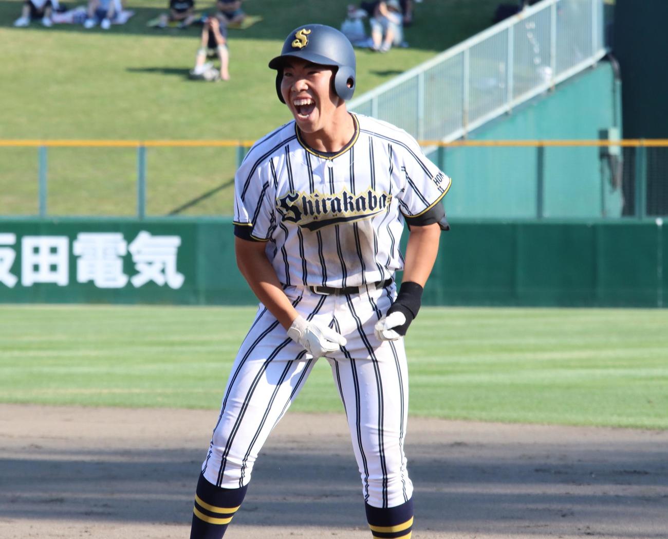 6回表白樺学園1死一、三塁、先制スクイズを決めてほえる久保（撮影・保坂果那）