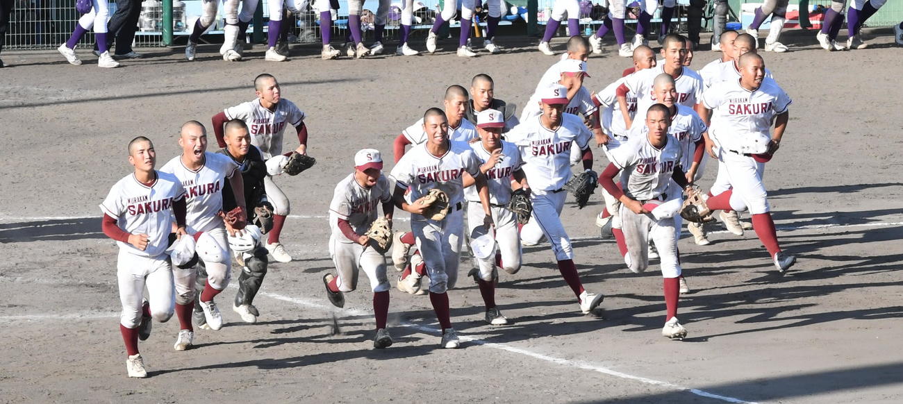 村上桜ケ丘対東京学館新潟　初戦突破を喜ぶ村上桜ケ丘ナイン（撮影・小林忠）