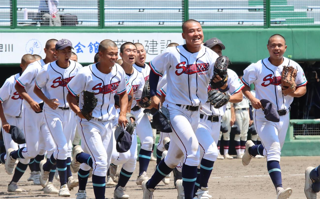 校歌を歌い終え、駆け出す士別翔雲ナイン（撮影・保坂果那）