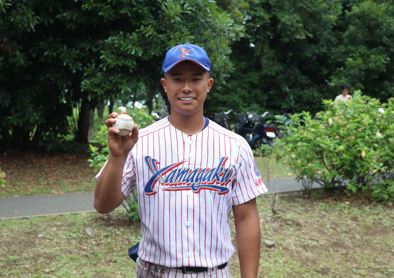 山村学園対児玉・寄居城北・深谷・上尾橘・桶川西　ホームランボールを手に笑顔を見せる山村学園・横田（撮影・山本佳央）