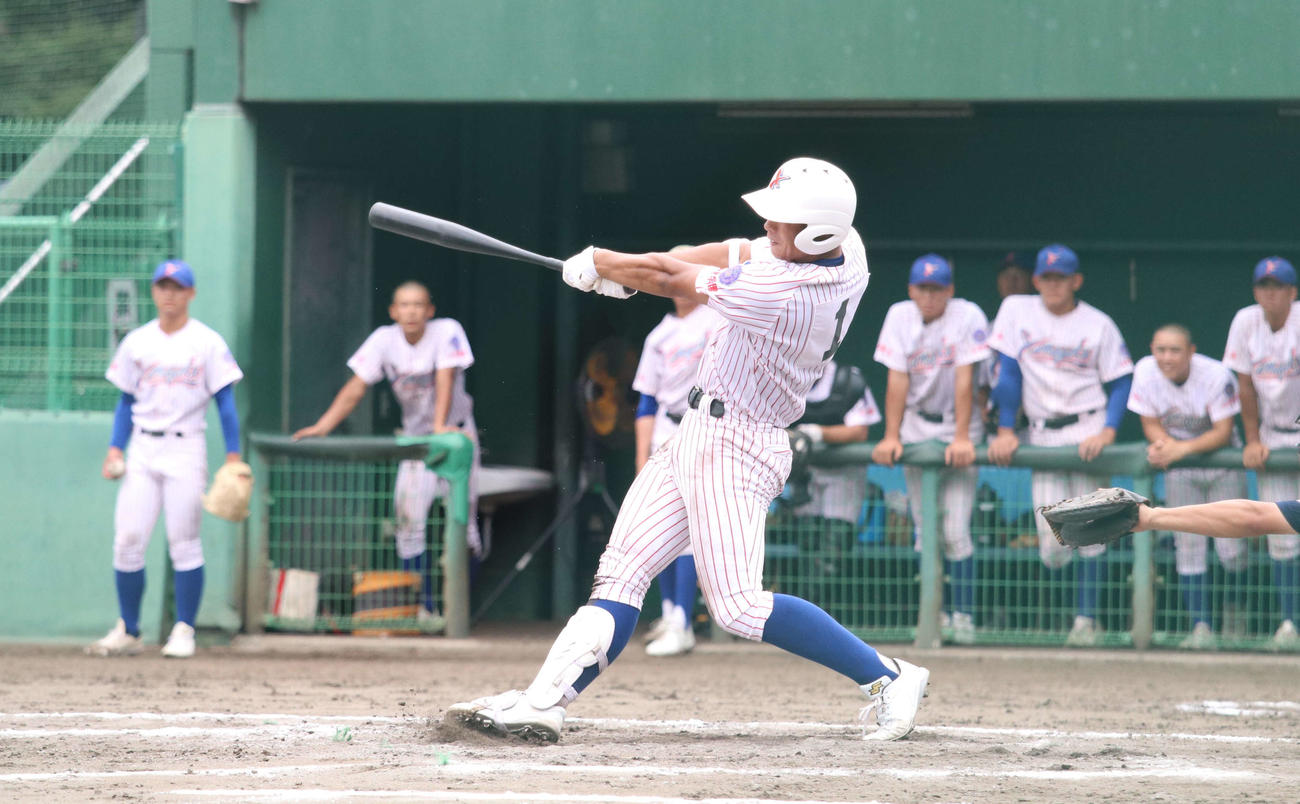 山村学園対児玉・寄居城北・深谷・上尾橘・桶川西　2回裏山村学園1死二塁、適時二塁打を放つ横田（撮影・山本佳央）