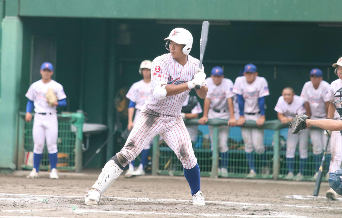 山村学園対児玉・寄居城北・深谷・上尾橘・桶川西　2回裏山村学園1死二塁、適時二塁打を放つ横田（撮影・山本佳央）