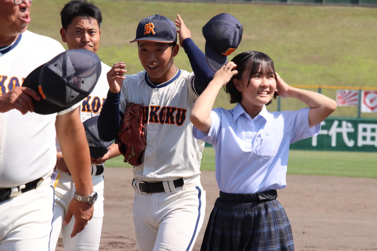 初戦突破し、笑顔を見せる旭川龍谷の女子主将・小玉マネジャー（右端）（撮影・保坂果那）