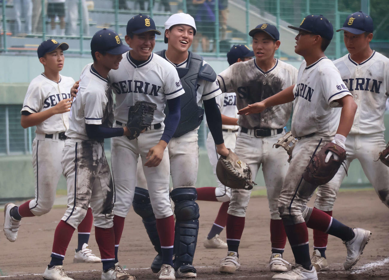 高校野球和歌山大会2回戦星林対和歌山東　最終回のピンチを抑え喜びを分かち合う星林ナイン（撮影・佐藤奨真）