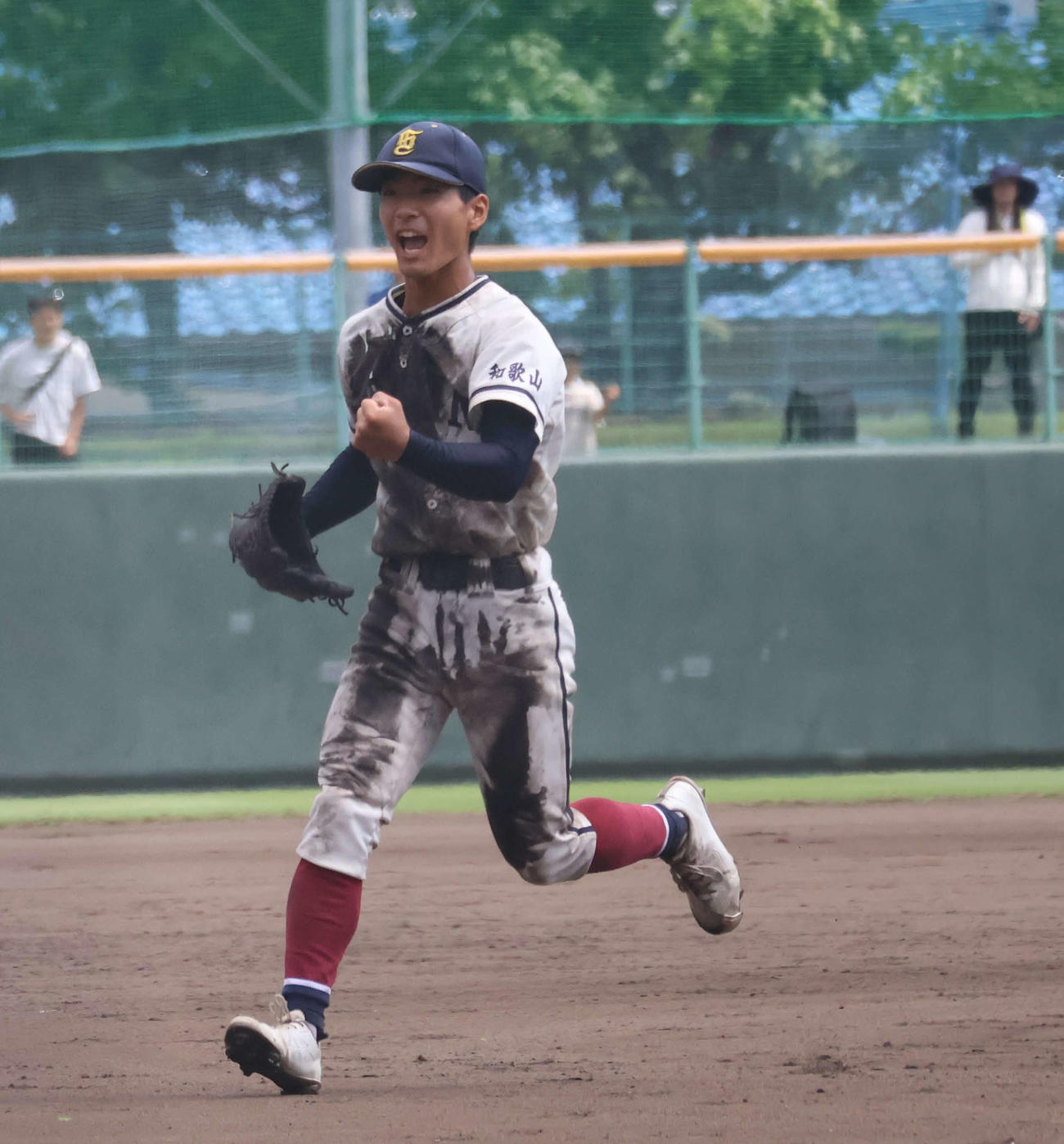高校野球和歌山大会2回戦星林対和歌山東　最終回マウンドに上がり、勝利を収め喜ぶ星林・田中代地（撮影・佐藤奨真）