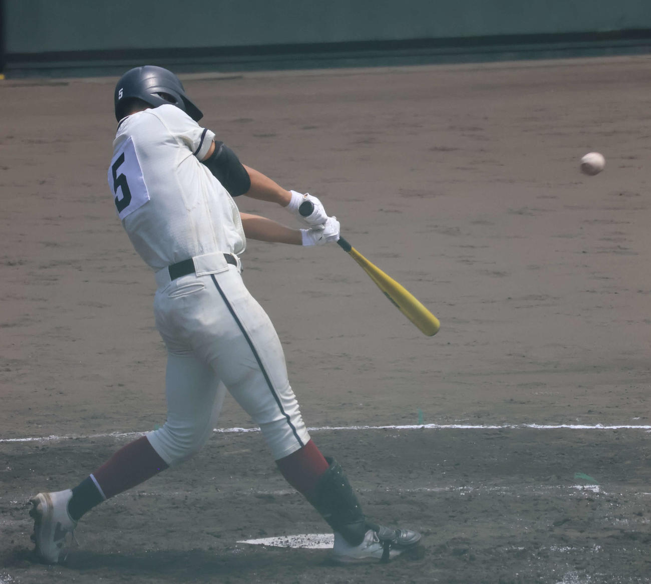 高校野球和歌山大会2回戦星林対和歌山東　5回表無死二、三塁から左越えの適時二塁打を放つ星林・西山稜賀（撮影・佐藤奨真）