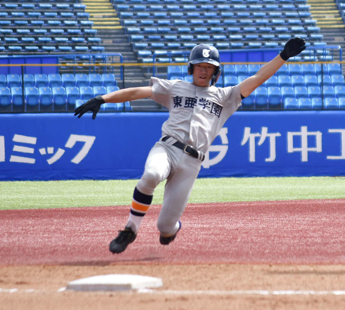 郁文館－東亜学園　東亜学園攻撃の4回裏2死二塁で適時三塁打を放ち、三塁へ進む磯部（撮影・平山連）