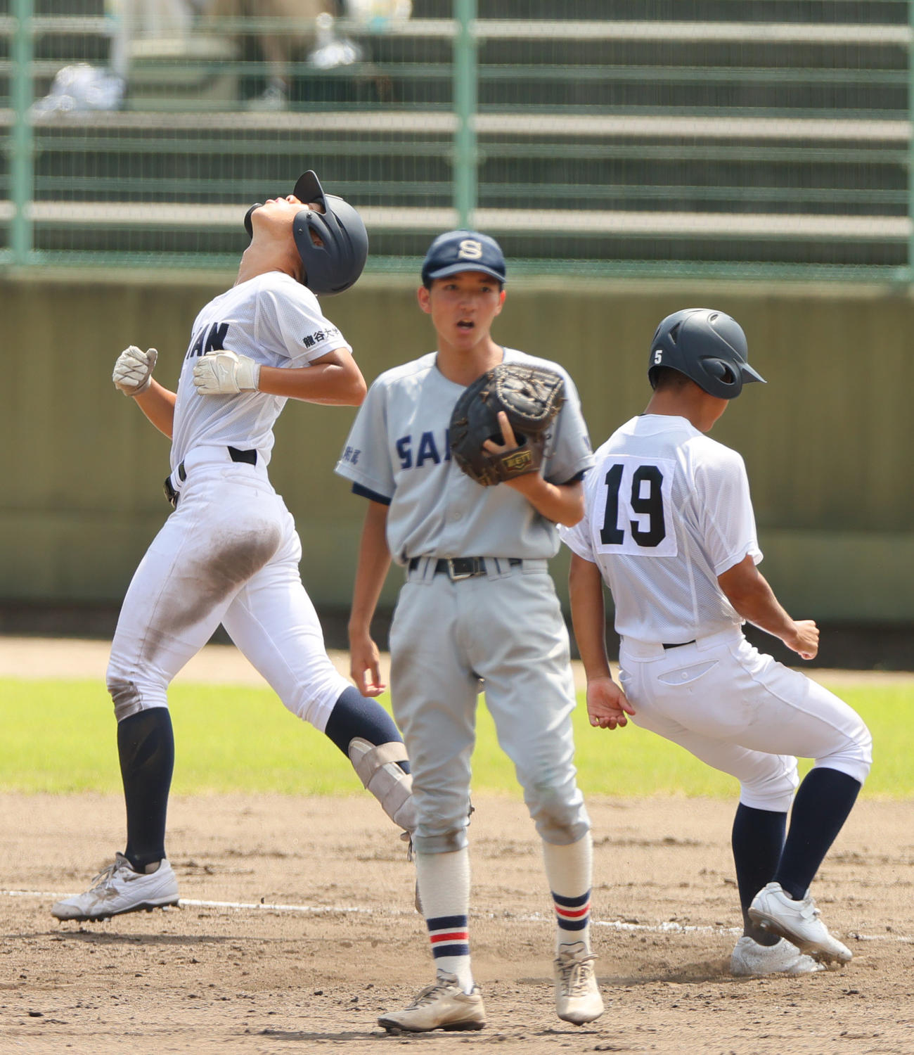 京産大付対龍谷大平安　5回裏龍谷大平安無死一、二塁、鏡（左）は右飛に倒れ悔しがる（撮影・上山淳一）