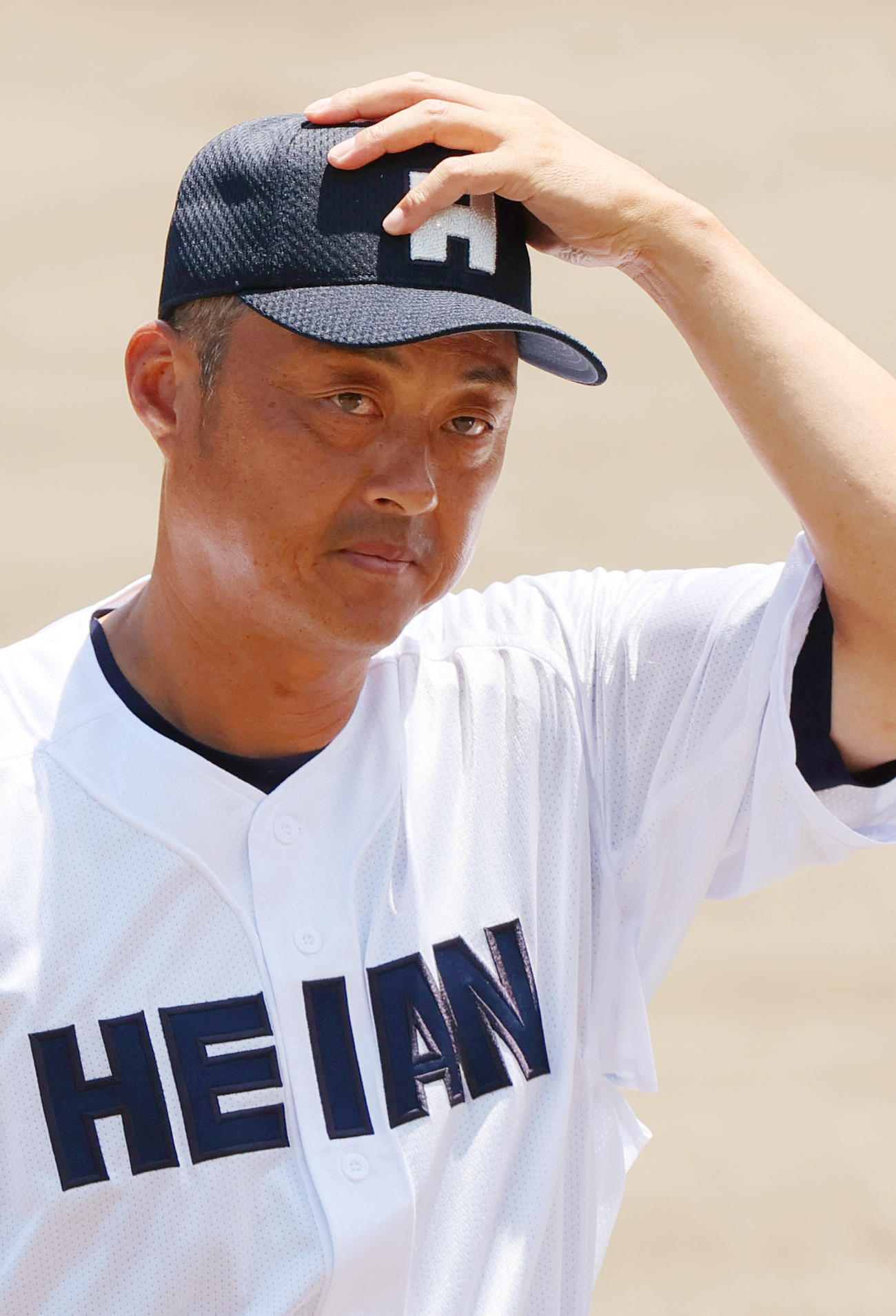 京産大付対龍谷大平安　京産大付に勝利した龍谷大平安の川口監督は応援団にあいさつする（撮影・上山淳一）