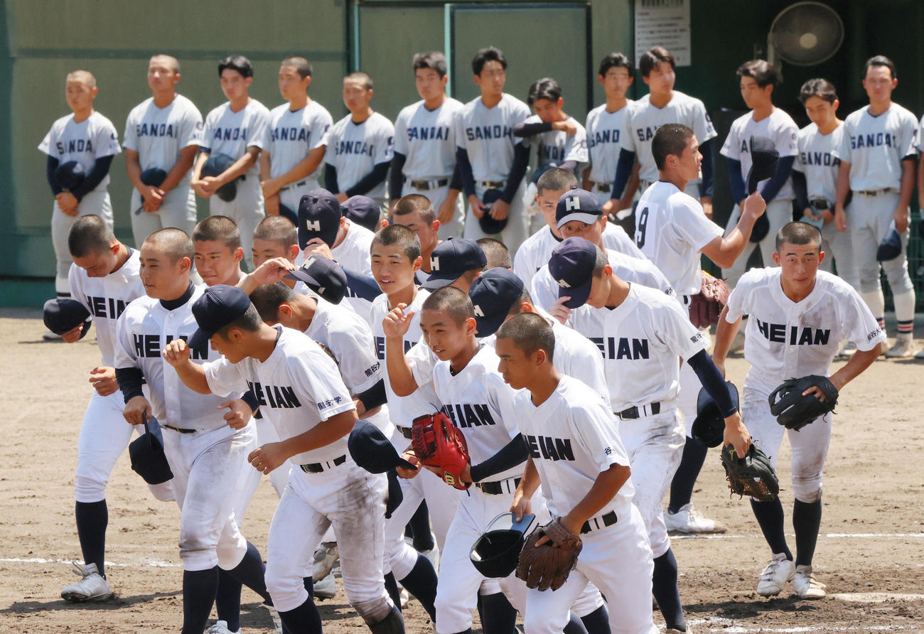 京産大付対龍谷大平安　京産大付に勝利し、応援団にあいさつへ向かう龍谷大平安ナイン（撮影・上山淳一）