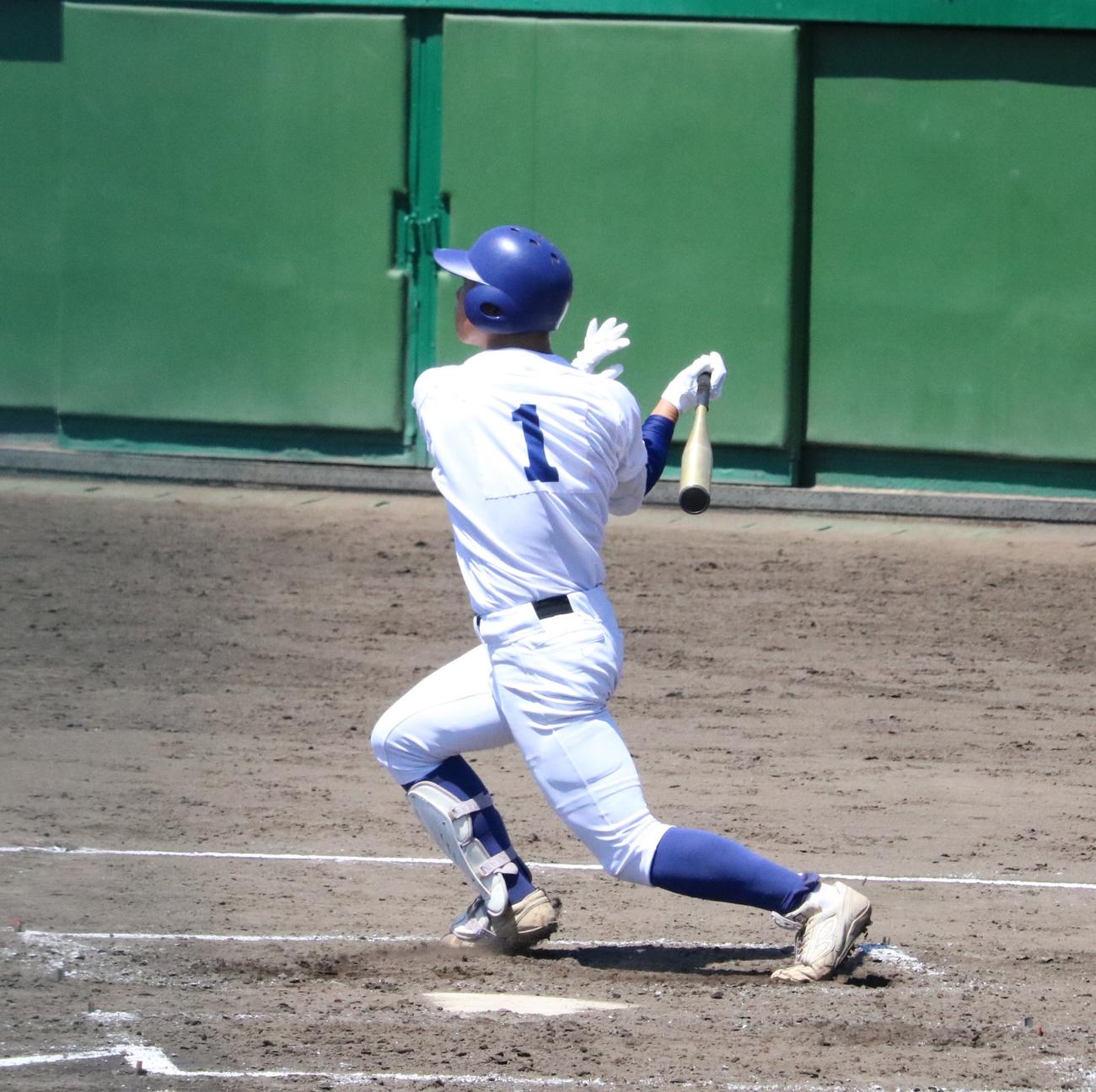 滝川対津名　3回裏1死二塁、滝川の新井が右飛で走者を三塁に進める（撮影・林亮佑）
