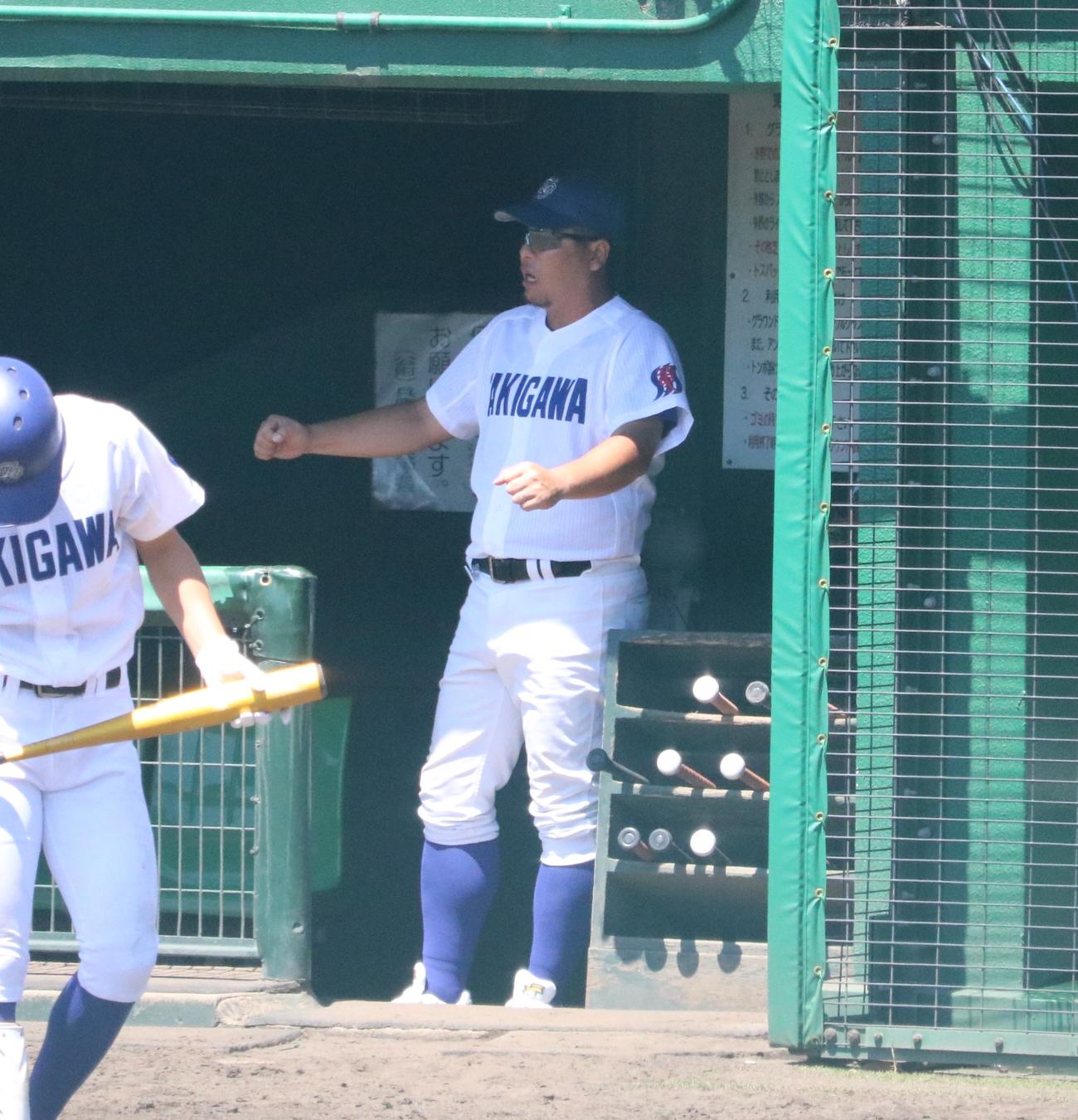 滝川対津名　滝川の近藤監督が指示を送る（撮影・林亮佑）