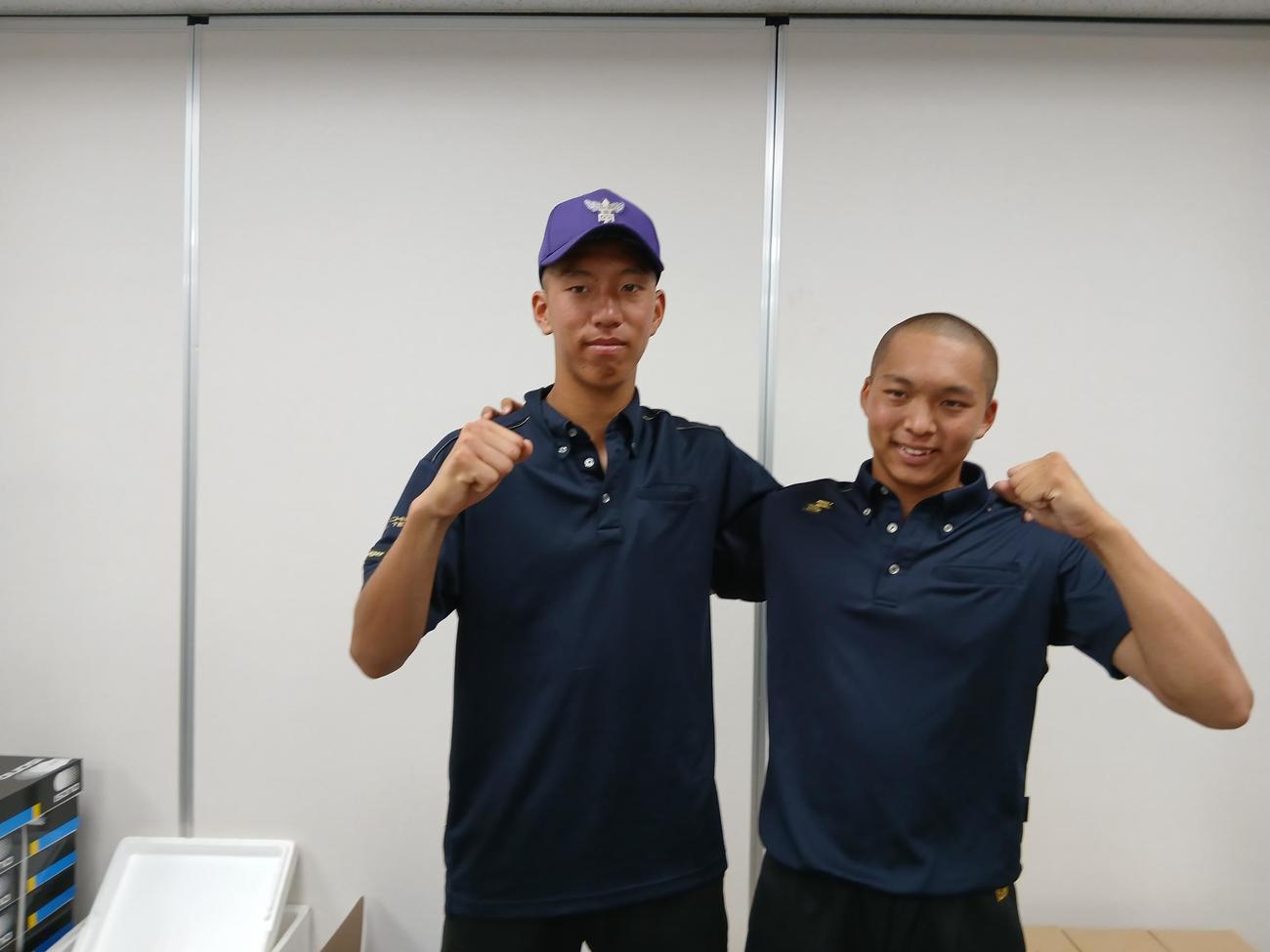 関東第一対武蔵丘
関東第一の4番越後駿祐遊撃手(左)と5回無失点の石井翔投手はコールド発進でガッツポーズ