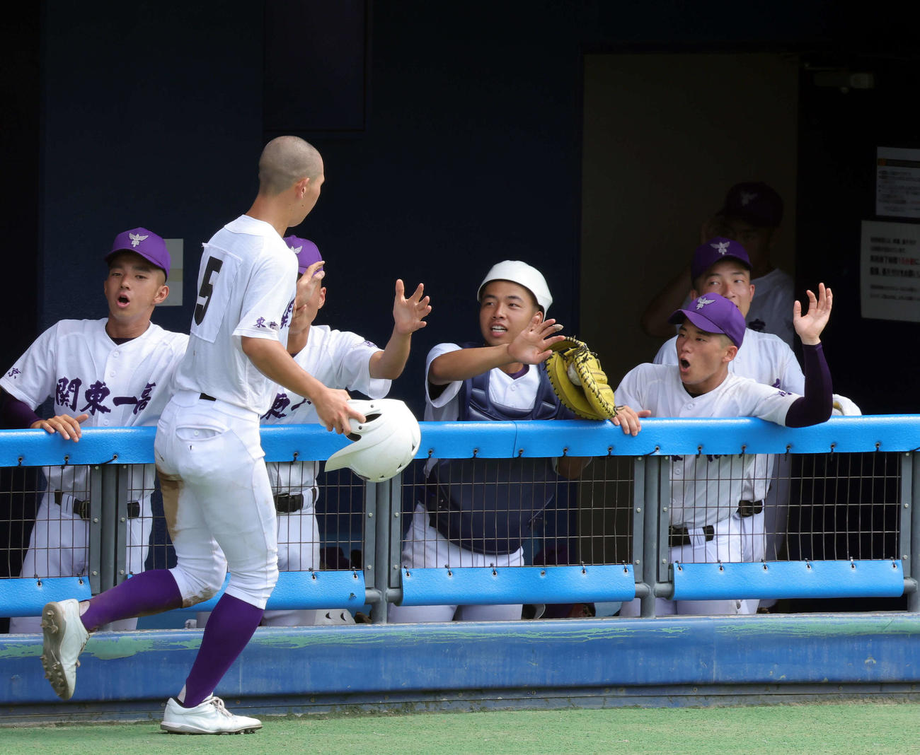 武蔵丘対関東一　5回関東一1死一、二塁、越後の右前適時打で生還した大沢（左から2人目）をハイタッチで迎える関東一ナイン（撮影・山本朝陽）