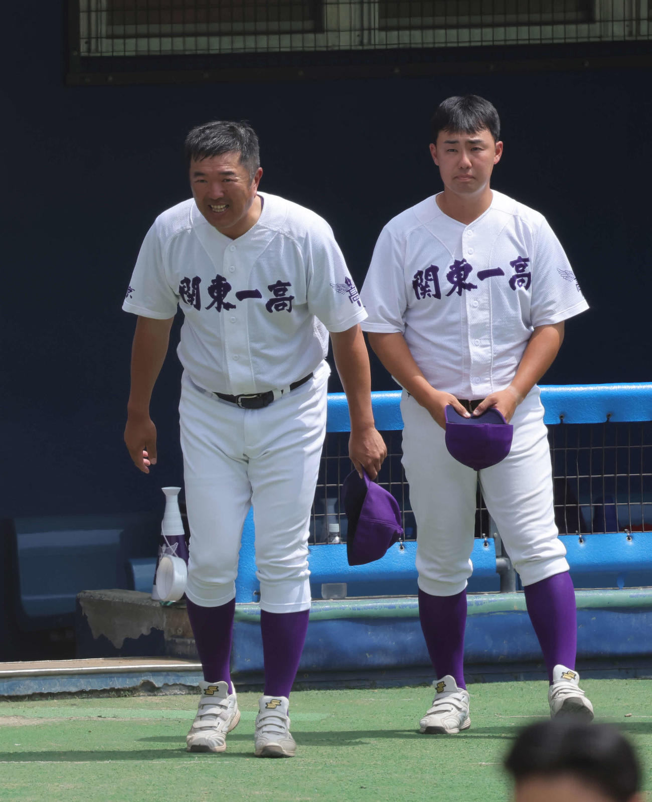 武蔵丘対関東一　試合終了後、武蔵丘ベンチに向かってあいさつを行う米沢監督（左）（撮影・山本朝陽）