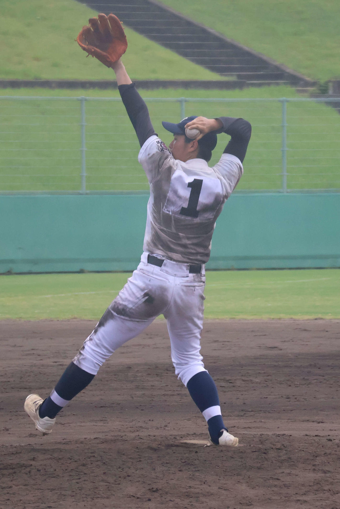 高校野球大阪大会2回戦都島工対同志社香里　泥だらけで投球する変則の都島工・三樹凛太郎（撮影・佐藤奨真）