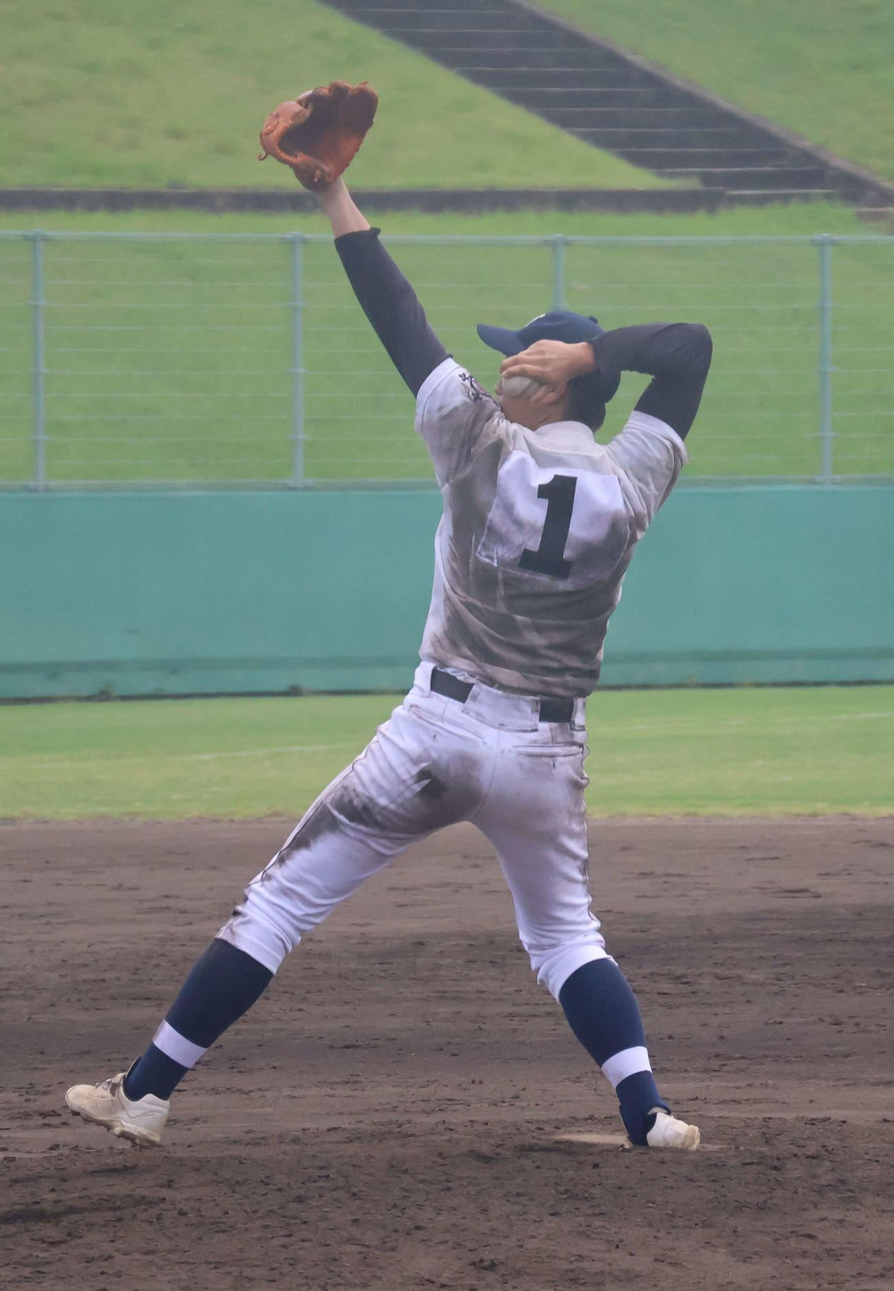 高校野球大阪大会2回戦都島工対同志社香里　泥だらけで投球する変則の都島工・三樹凛太郎（撮影・佐藤奨真）