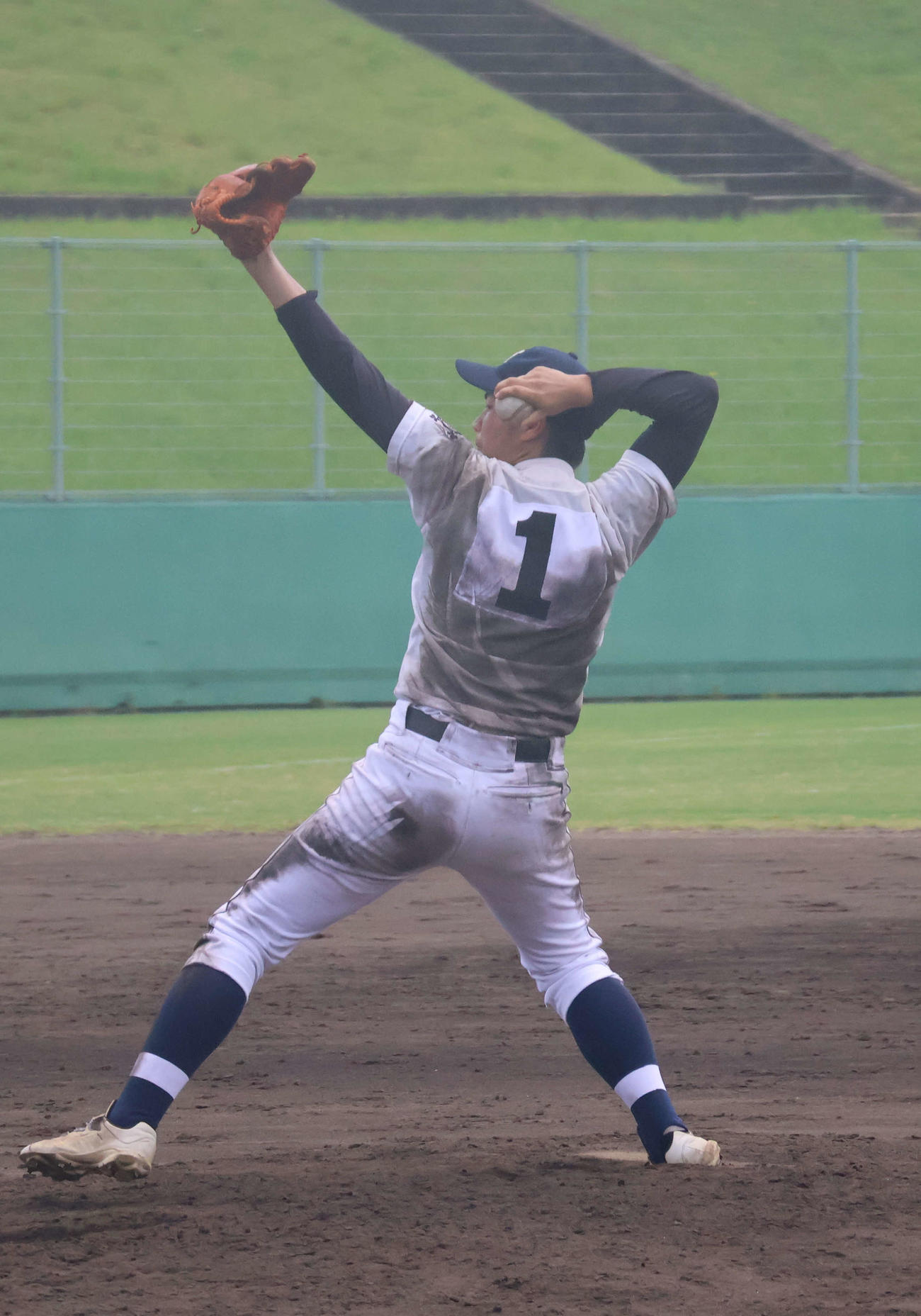 高校野球大阪大会2回戦都島工対同志社香里　泥だらけで投球する変則の都島工・三樹凛太郎（撮影・佐藤奨真）