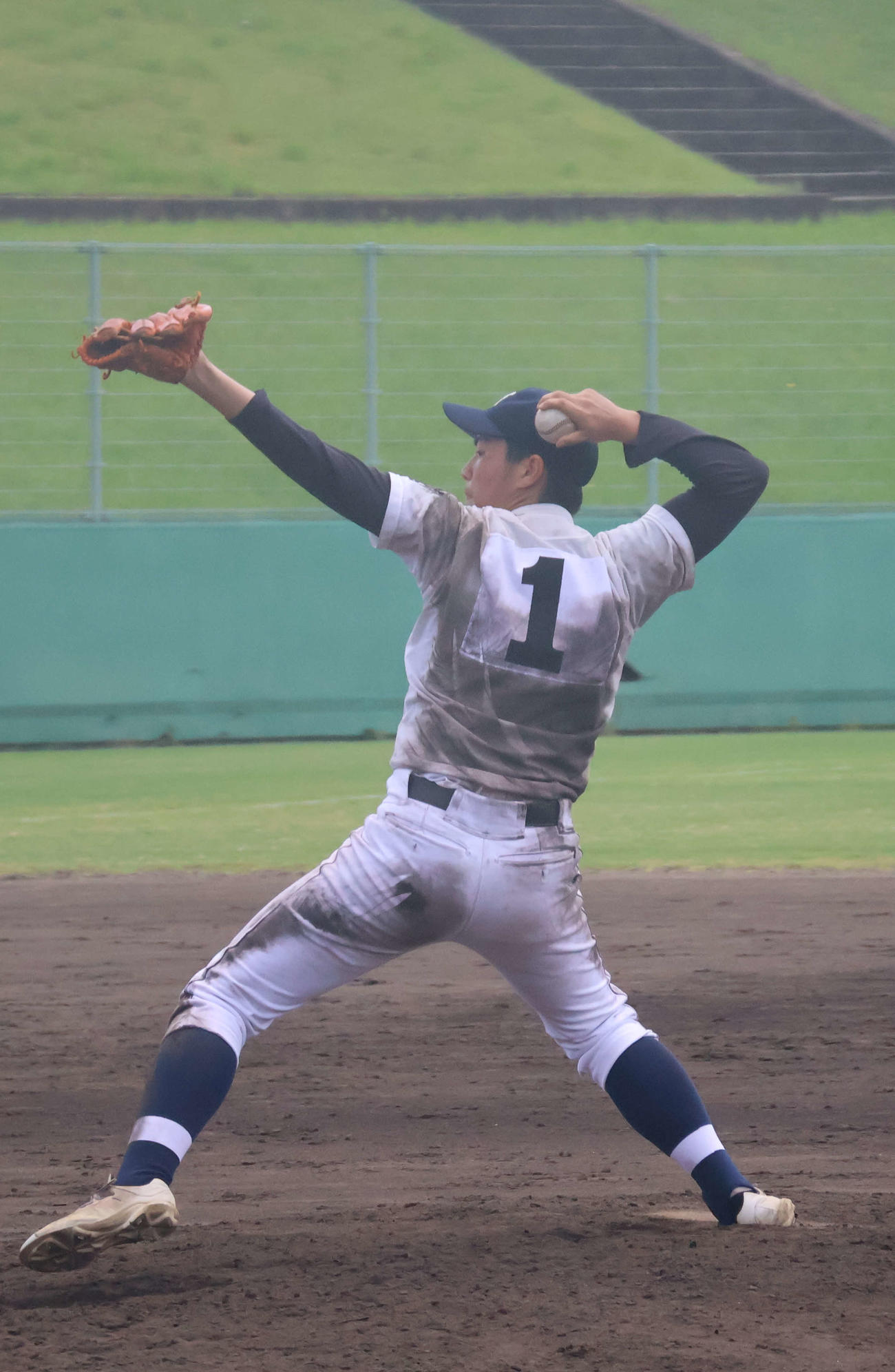 高校野球大阪大会2回戦都島工対同志社香里　泥だらけで投球する変則の都島工・三樹凛太郎（撮影・佐藤奨真）