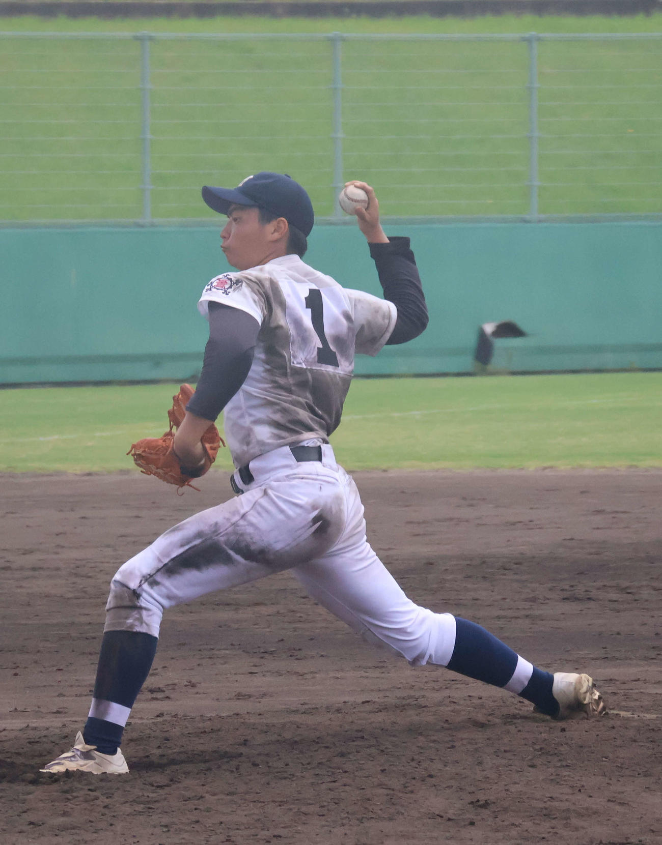 高校野球大阪大会2回戦都島工対同志社香里　泥だらけで投球する変則の都島工・三樹凛太郎（撮影・佐藤奨真）