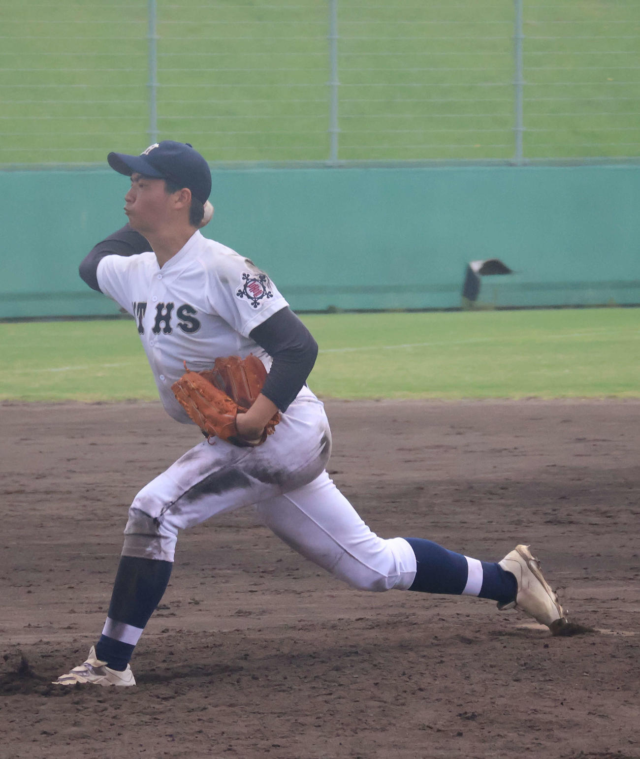 高校野球大阪大会2回戦都島工対同志社香里　泥だらけで投球する変則の都島工・三樹凛太郎（撮影・佐藤奨真）
