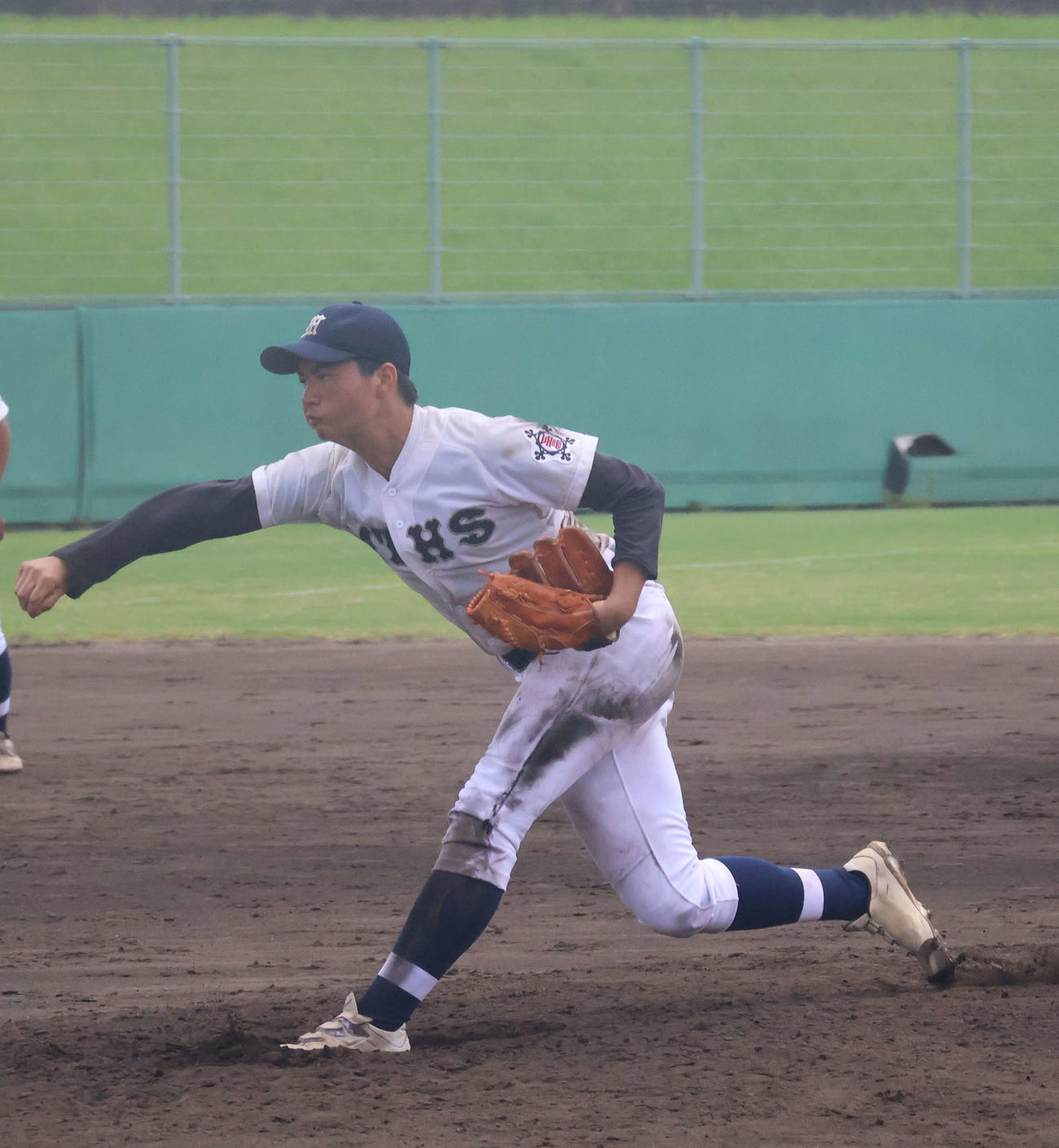 高校野球大阪大会2回戦都島工対同志社香里　泥だらけで投球する変則の都島工・三樹凛太郎（撮影・佐藤奨真）