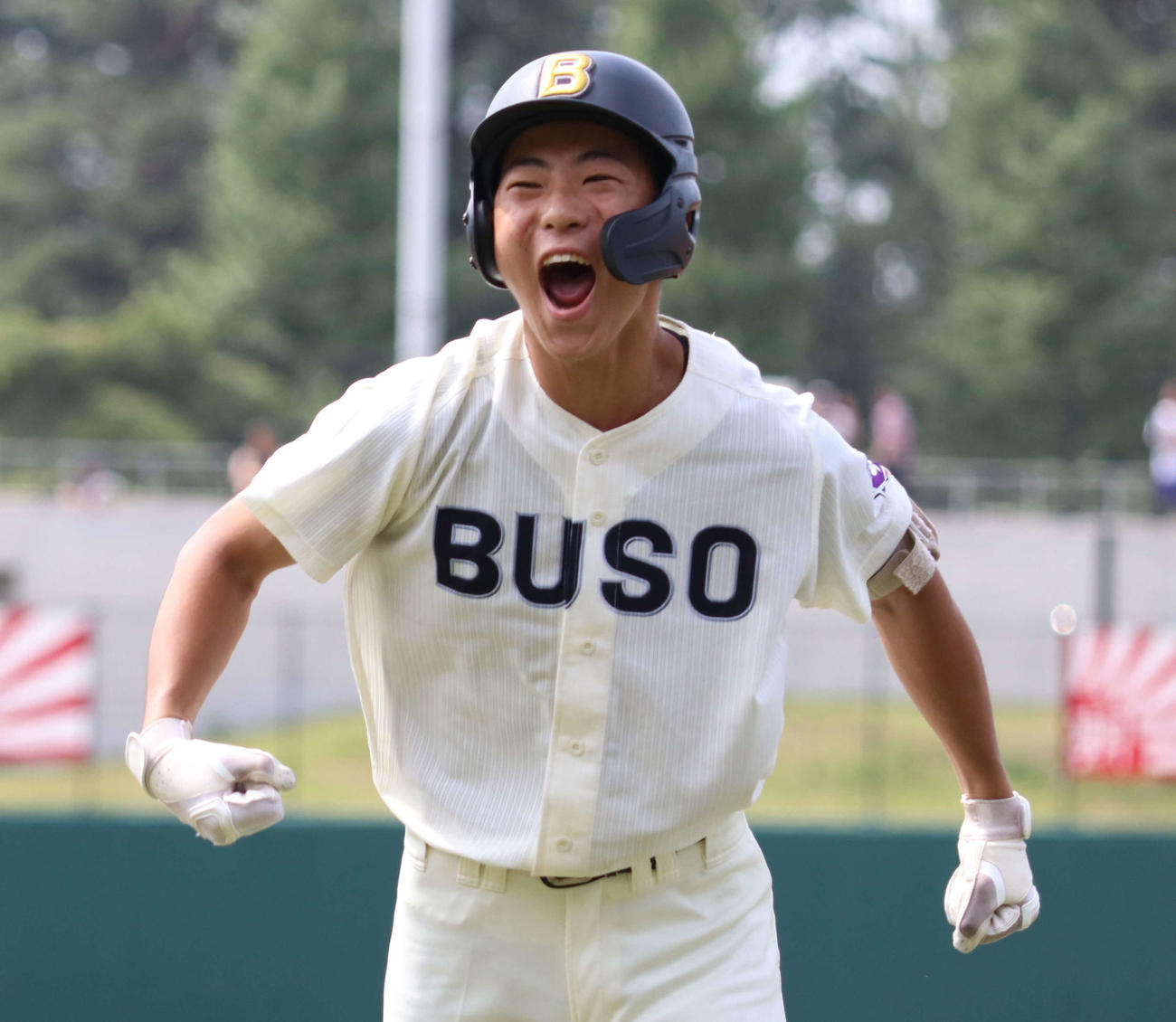 柏木学園－武相　2回裏武相1死一、三塁、先制の犠飛を放ち喜ぶ1年生の渡辺（撮影・寺本吏輝）