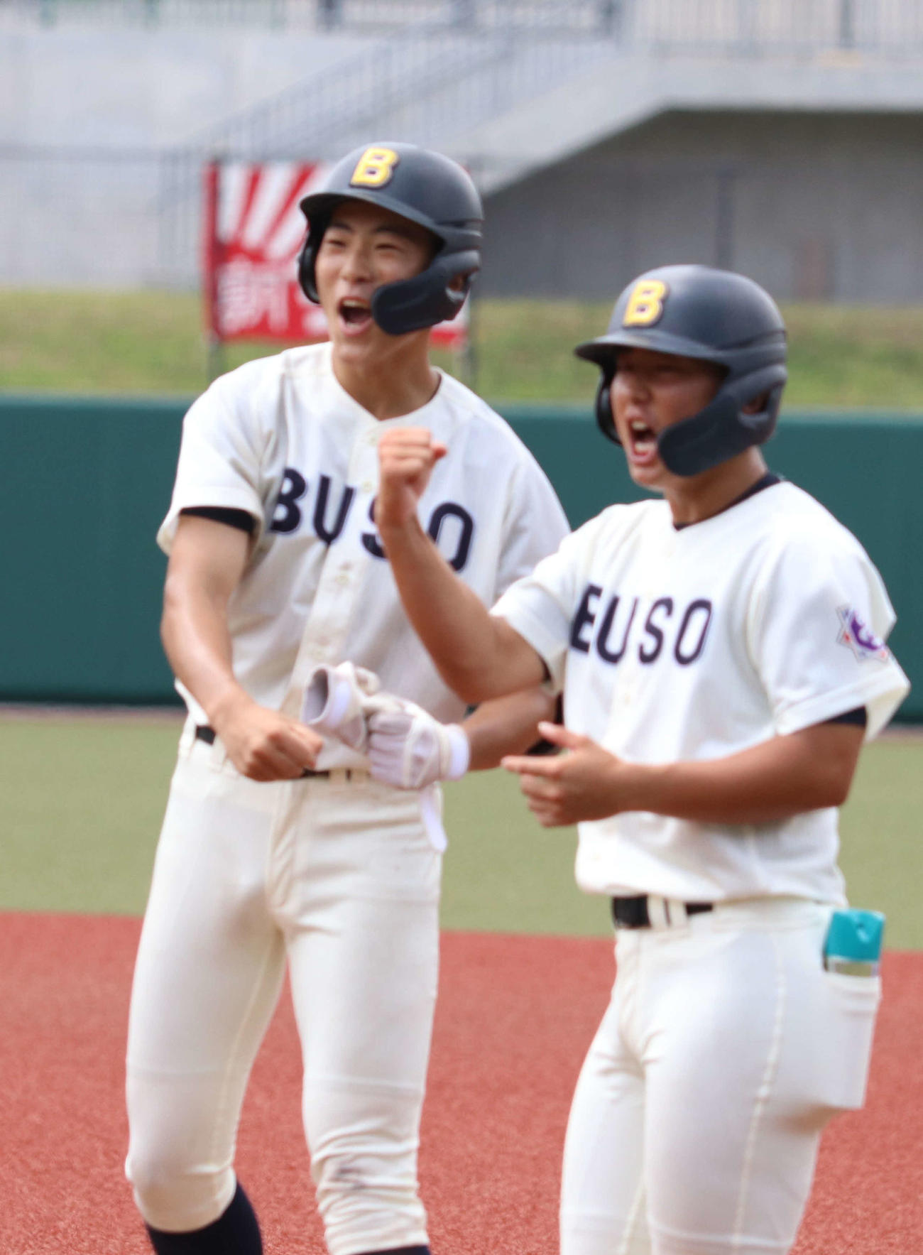 柏木学園－武相　5回裏武相1死、自身夏初安打を放って喜ぶ1年生の渡辺（左）（撮影・寺本吏輝）
