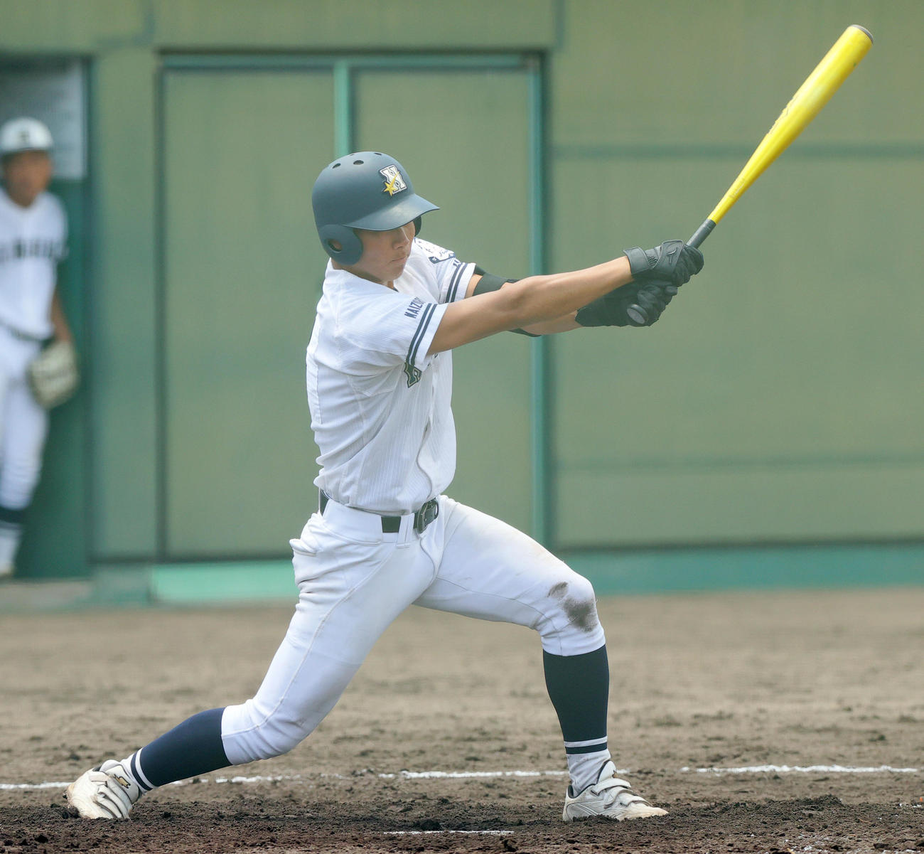 日星対堀川　4回表日星2死一塁、中西は右前打を放つ（撮影・上山淳一）