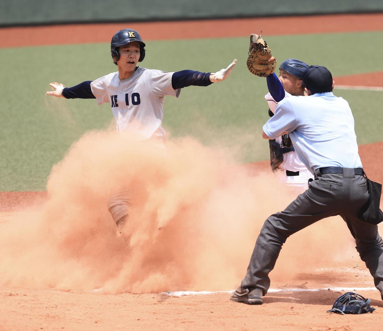 狭山清陵対慶応志木　7回裏慶応志木1死一、二塁、松田の適時打で生還する正野(撮影・浅見桂子)