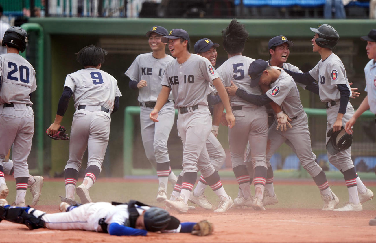 狭山清陵対慶応志木　サヨナラ勝ちをし、喜びを爆発させる慶応志木ナイン（撮影・小島史椰）