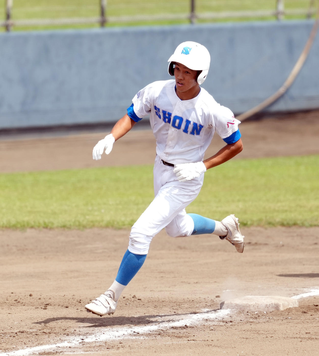 八千代松陰対木更津　7回表八千代松陰1死二、三塁、左越えに3点本塁打を放った内山（撮影・たえ見朱実）