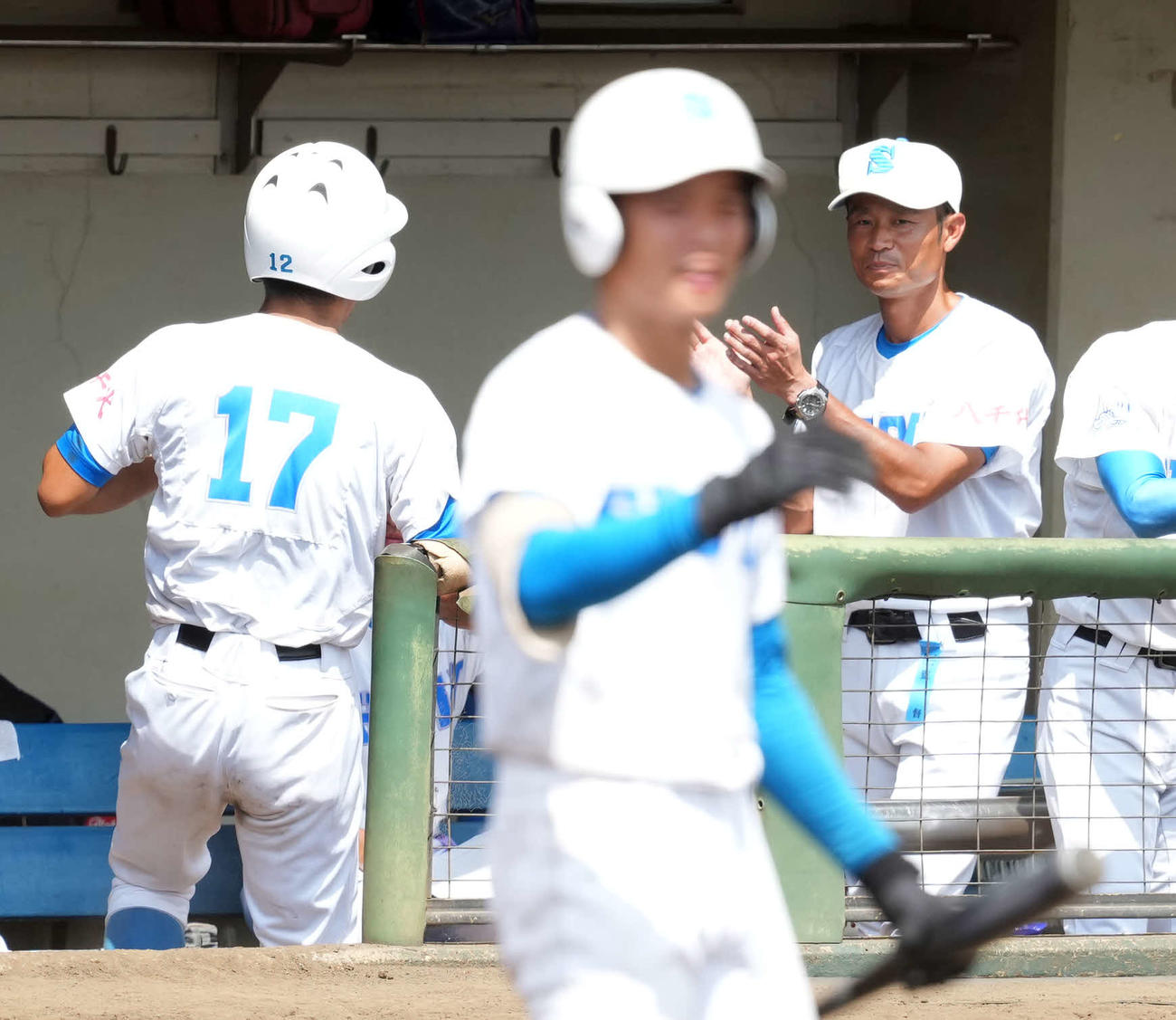 八千代松陰対木更津　7回表八千代松陰1死二、三塁、左越えに3点本塁打を放った内山（左）を迎える兼屋監督（撮影・たえ見朱実）