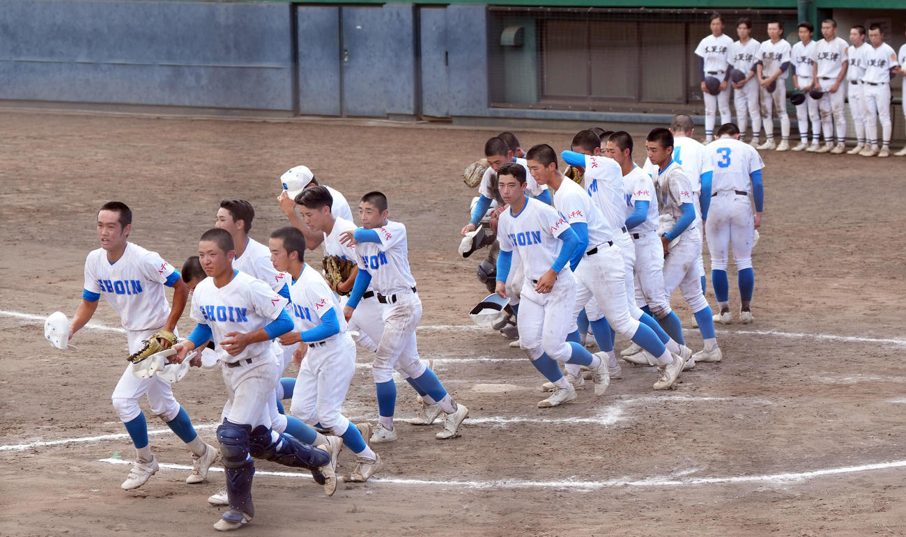 八千代松陰対木更津　10－3で木更津にコールド勝ちをした八千代松陰（撮影・たえ見朱実）