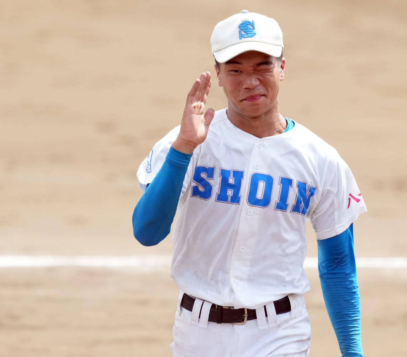 八千代松陰対木更津　7回表裏、投手から一塁手となった八千代松陰・高橋優は自らのミスで失点し苦笑いを浮かべベンチに戻る（撮影・たえ見朱実）