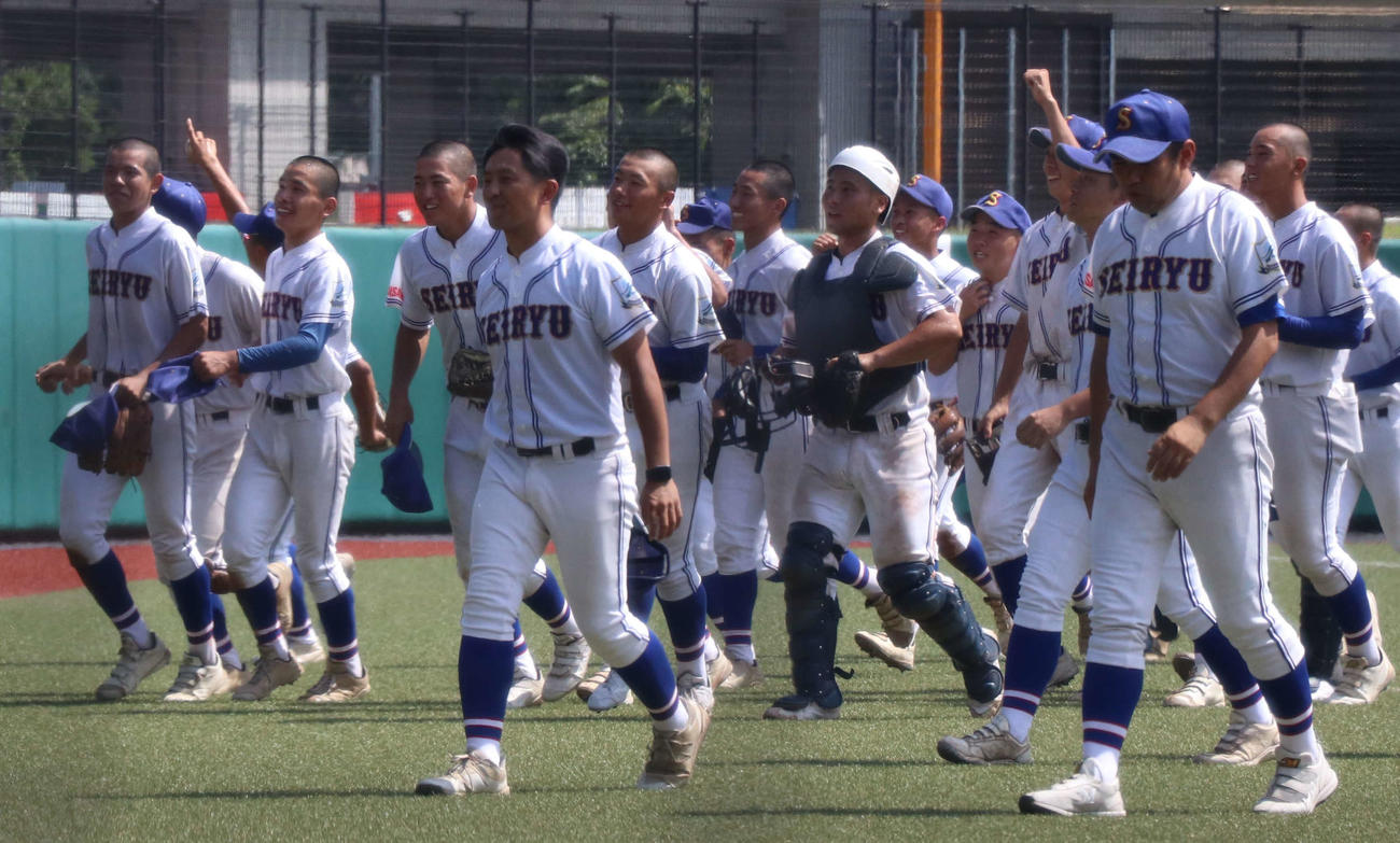 藤沢清流－川崎工科　勝利しスタンドに挨拶した藤沢清流野球部（撮影・寺本吏輝）
