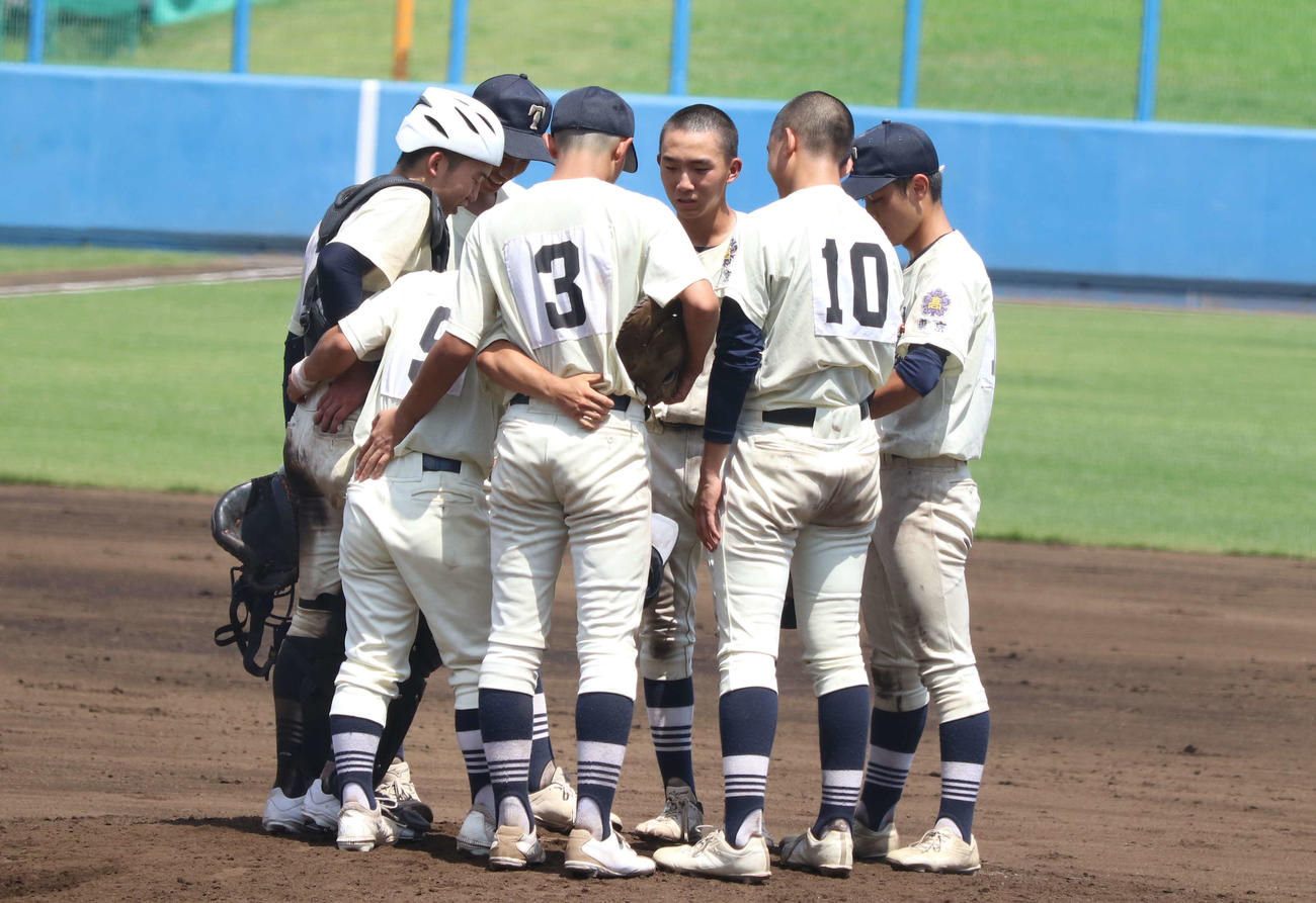 豊多摩対早大学院　マウンドに集まる豊多摩ナイン（撮影・泉光太郎）