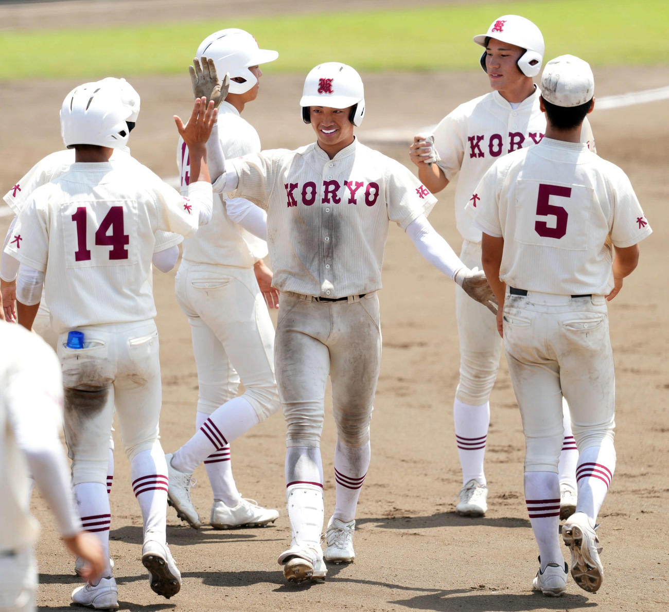 千葉経大付対拓大紅陵　8回裏、12－5で千葉経大付にコールド勝ちし笑顔を見せる拓大紅陵・平山颯大（中央）（撮影・たえ見朱実）